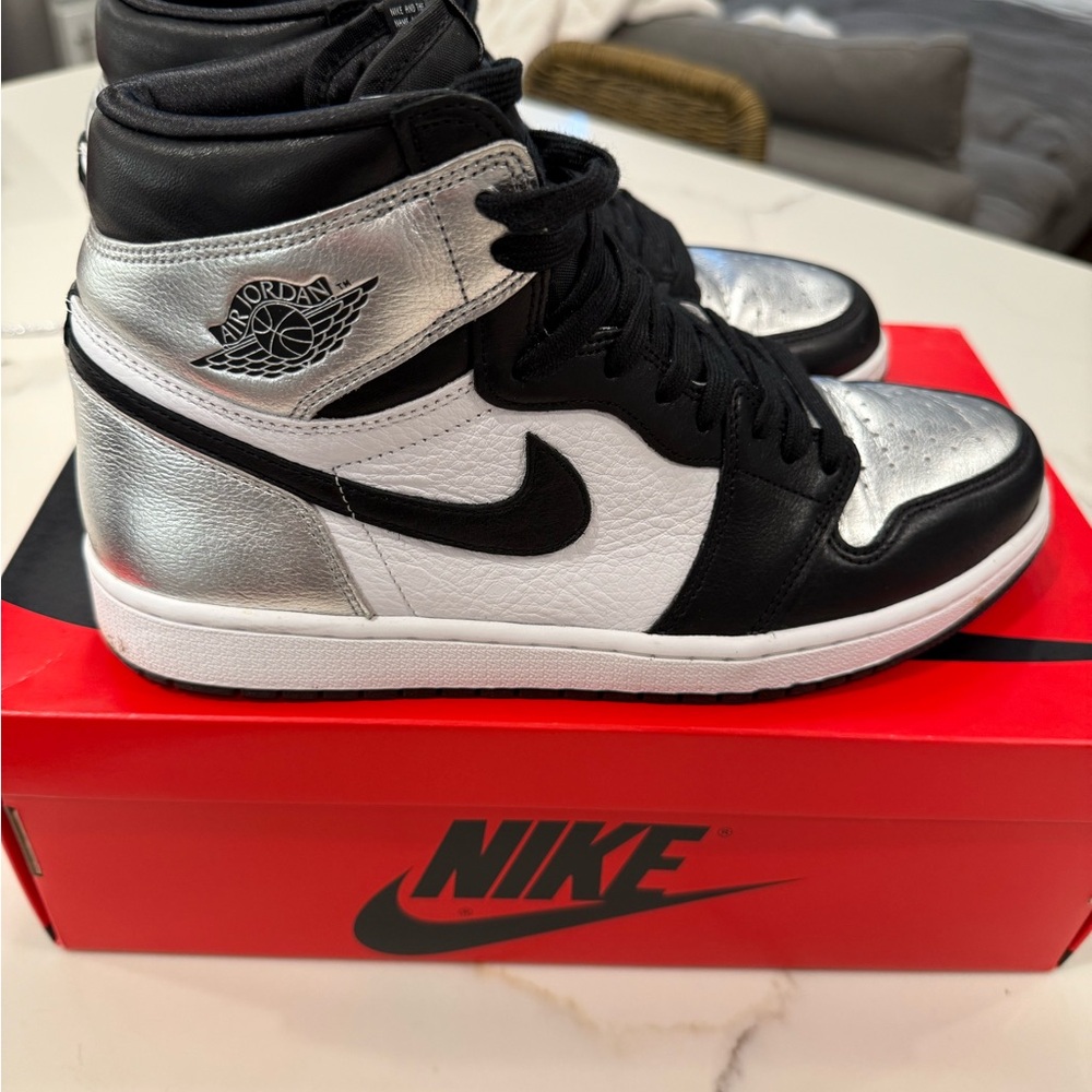 Nike Women’s Air Jordan 1 Retro High OG “Silver Toe”